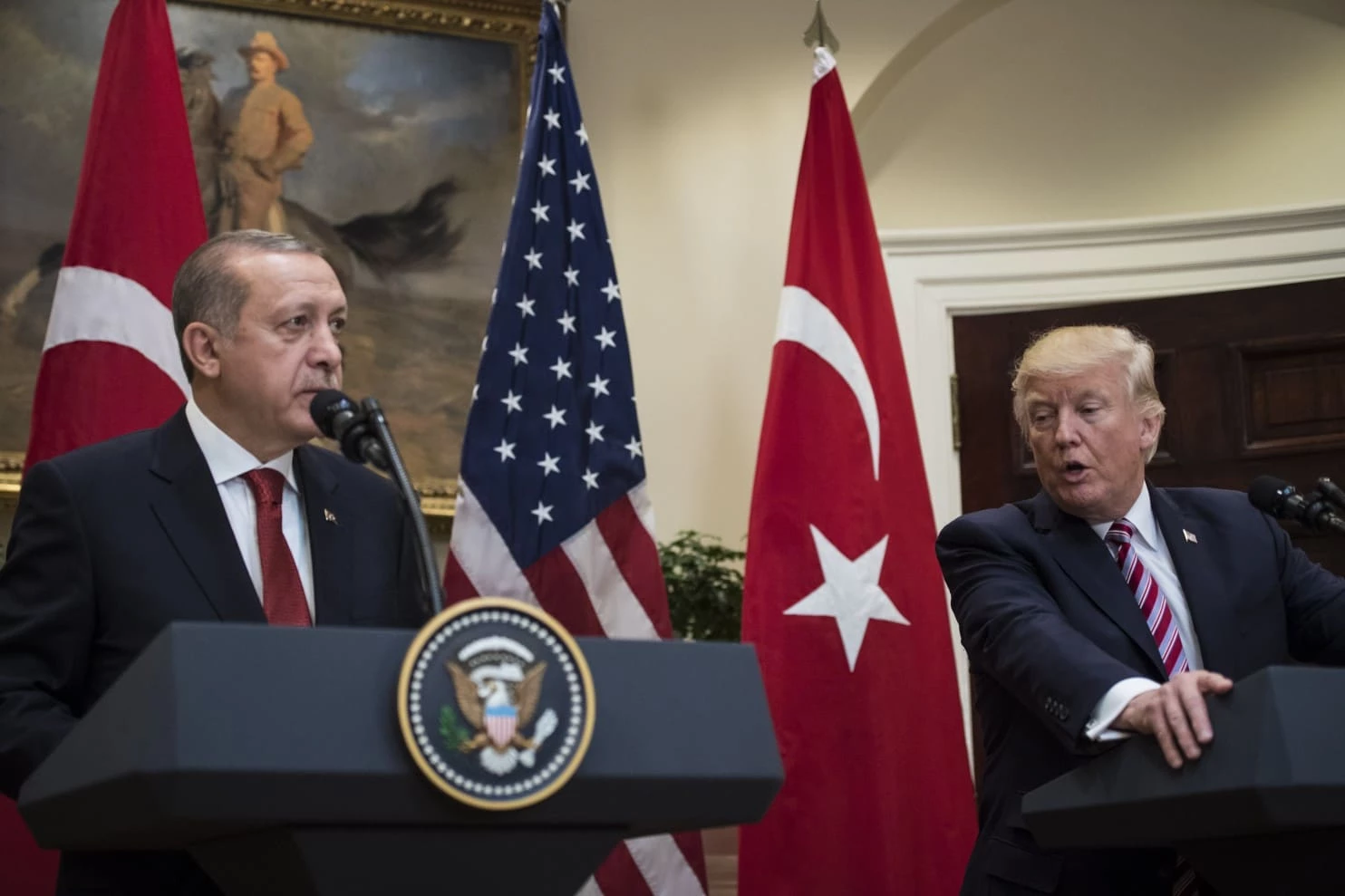 Στα πρόθυρα νέου διπλωματικού επεισοδίου Άγκυρας-Ουάσινγκτον: O Ερντογάν γύρισε την πλάτη στον Τραμπ κατά την ομιλία του – Εμφανής ρήξη στις διμερείς σχέσεις